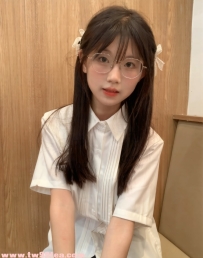18歲極品眼鏡妹「洋洋」！155cm鄰家乖乖女，清純可愛超有女友Feel