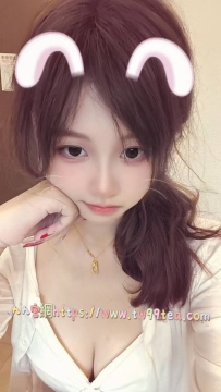 【慾望爆發】視覺暴力 H 杯「妍妍」！白色毛衣下的雪白香肩，挑戰妳的理智斷線邊緣 🍼