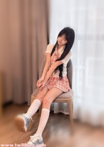 20歲青澀高職妹「小尼」！158cm/C奶白嫩身材，很緊水多可抱起來玩